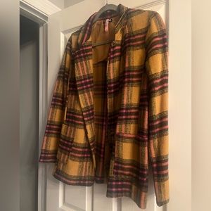 Wool plaided blazer. Perfect for the fall and winter season